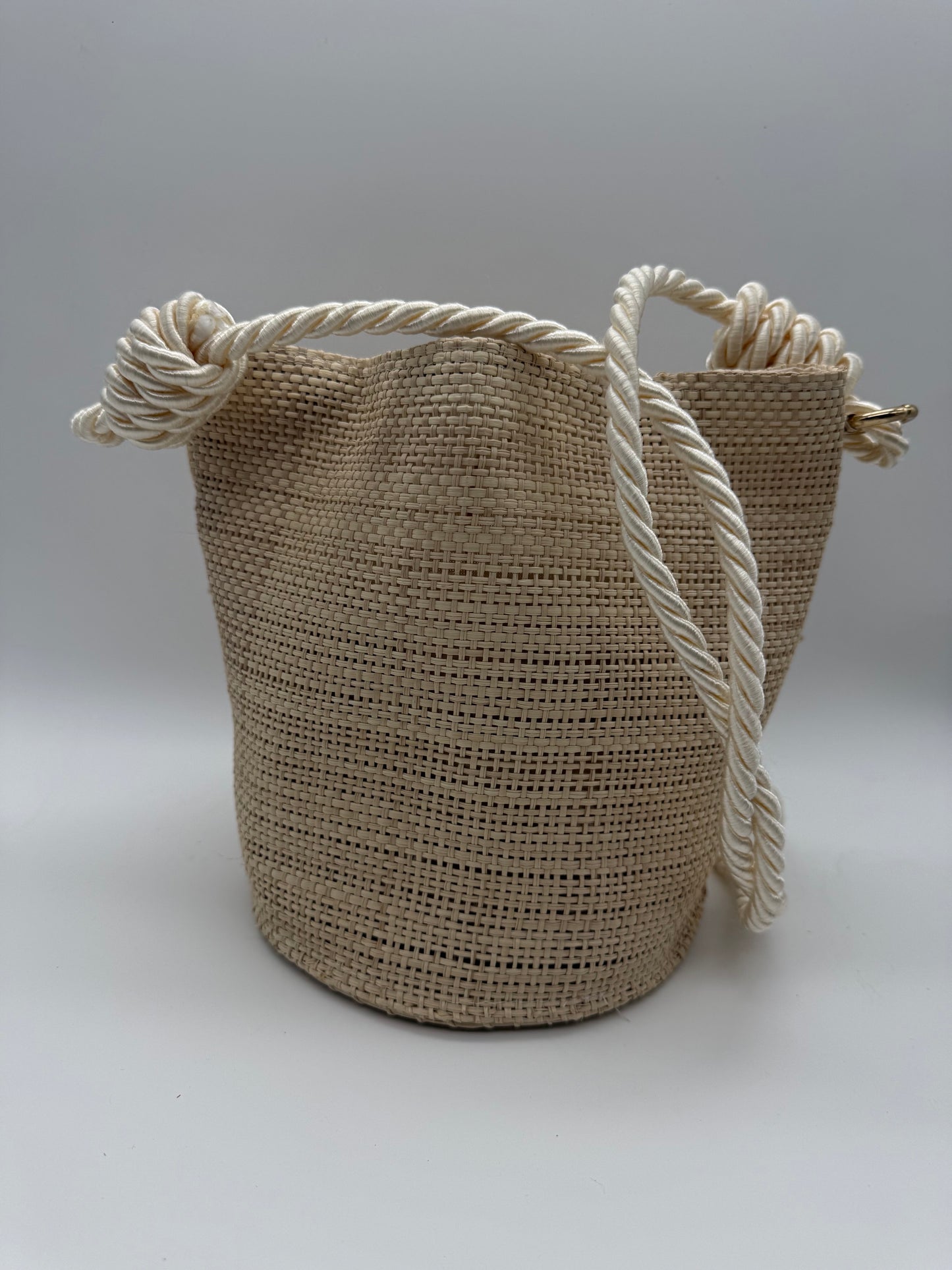 Handcrafted Iraca Fiber Bucket Bag with Floral Accents
